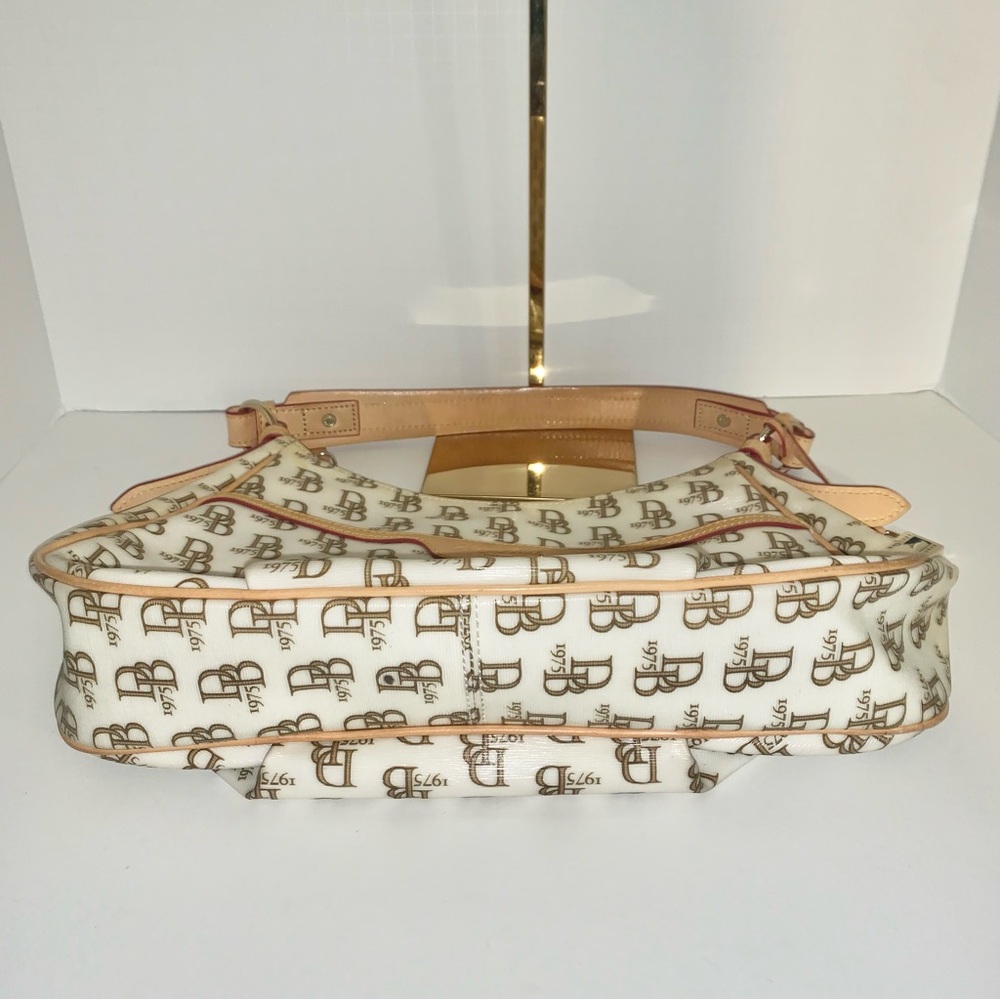 Dooney and Bourke 1975 collection signature cream patent leather shoulder bag - Picture 8 of 10